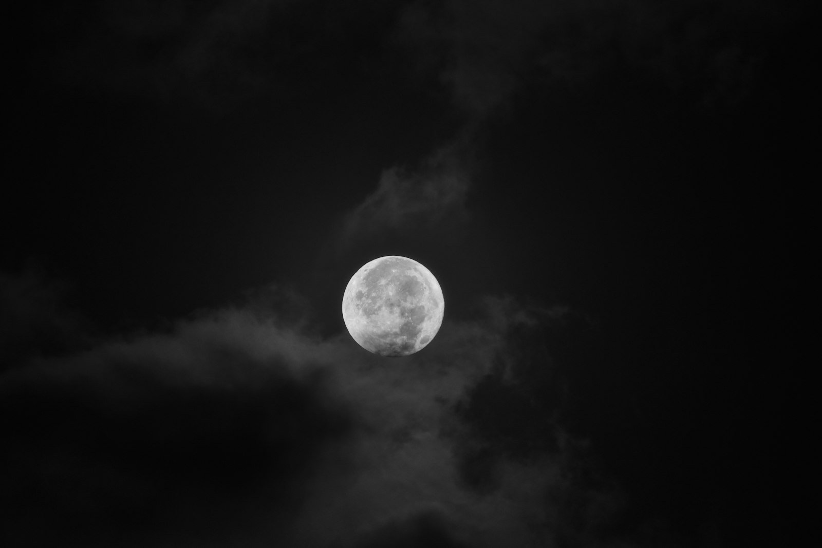 說晚安 情境照:夜空中的滿月